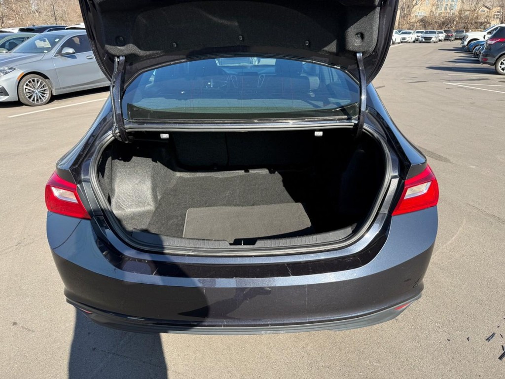 Chevrolet Malibu Vehicle Full-screen Gallery Image 06