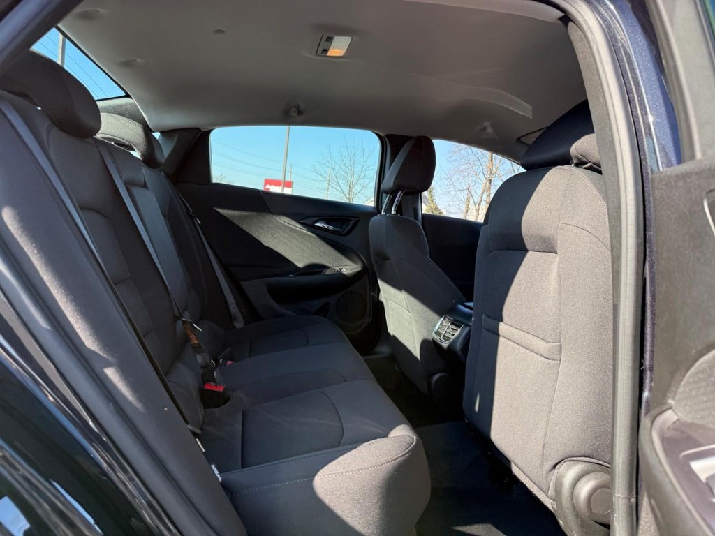 Chevrolet Malibu Vehicle Full-screen Gallery Image 10