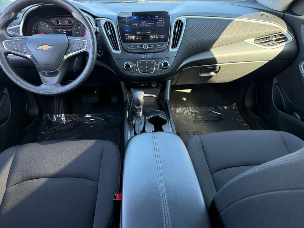 Chevrolet Malibu Vehicle Full-screen Gallery Image 11