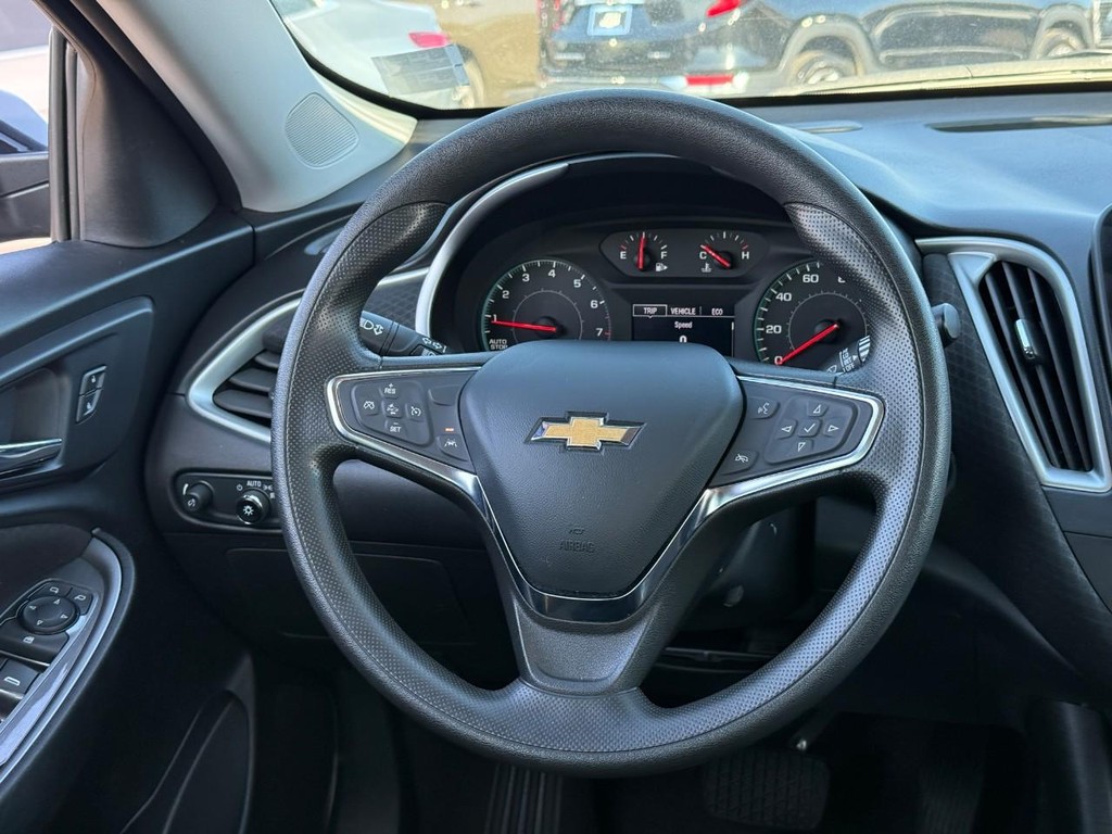Chevrolet Malibu Vehicle Full-screen Gallery Image 12