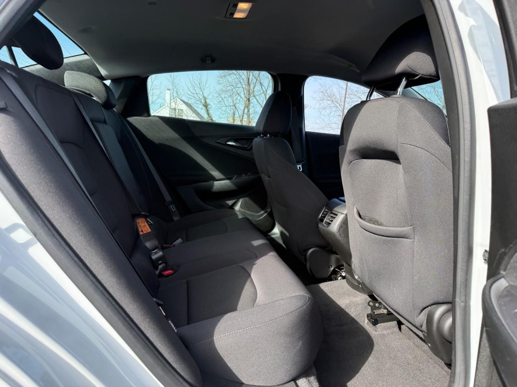 Chevrolet Malibu Vehicle Full-screen Gallery Image 10