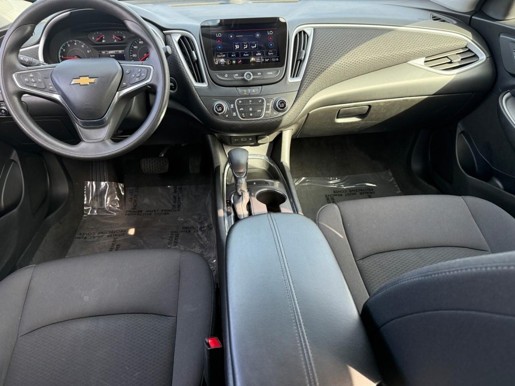 Chevrolet Malibu Vehicle Full-screen Gallery Image 11