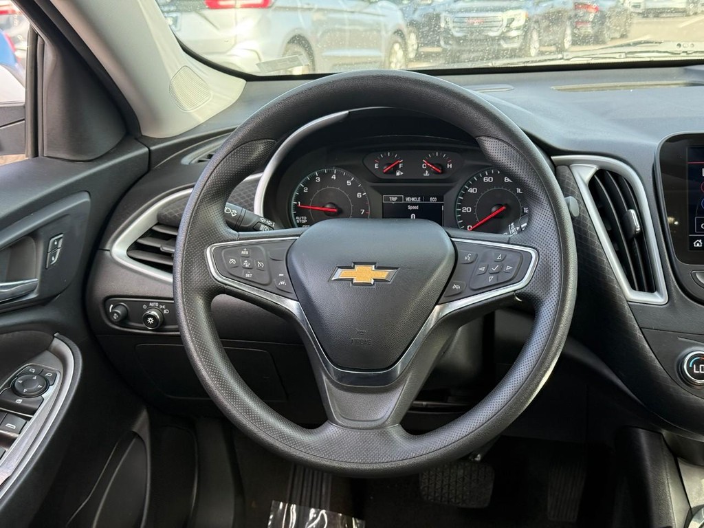 Chevrolet Malibu Vehicle Full-screen Gallery Image 12