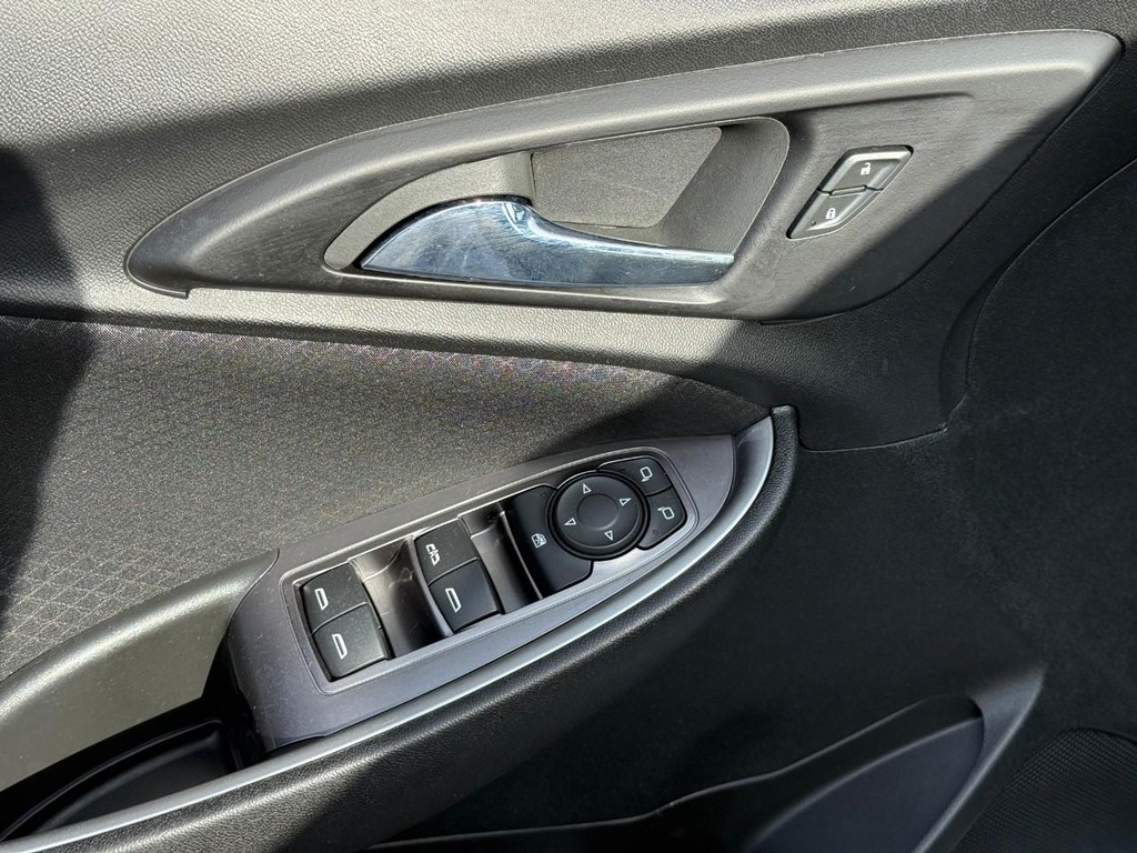 Chevrolet Malibu Vehicle Full-screen Gallery Image 15