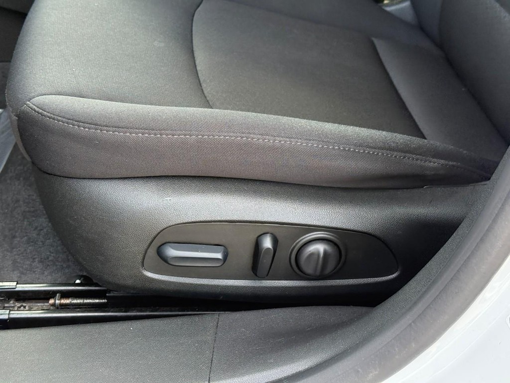 Chevrolet Malibu Vehicle Full-screen Gallery Image 17