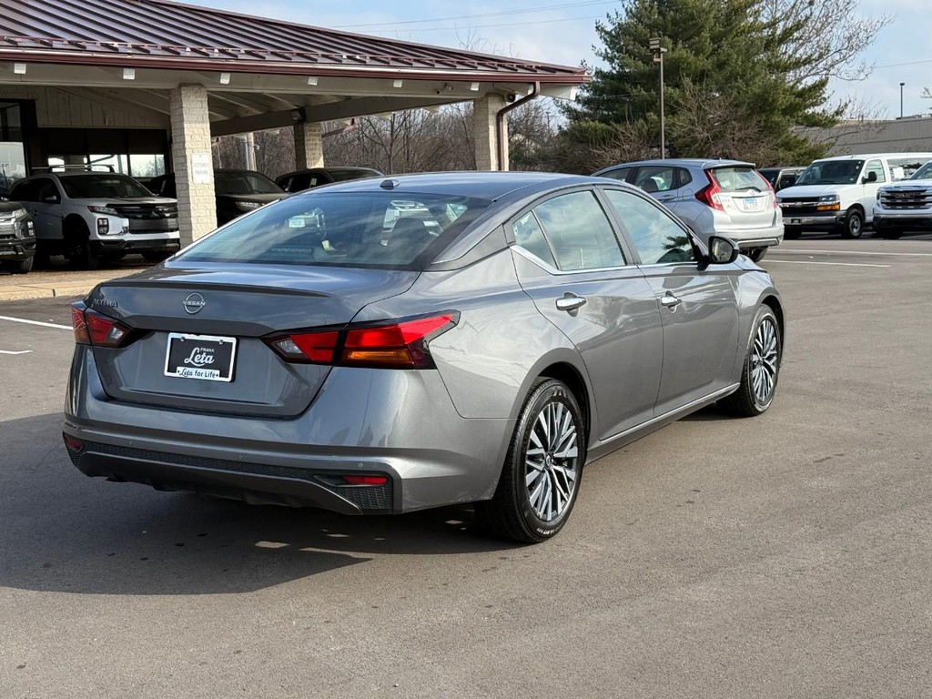 Nissan Altima Vehicle Full-screen Gallery Image 03