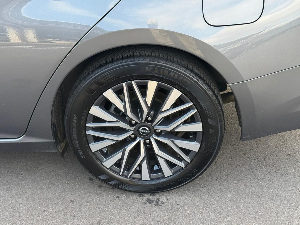 Nissan Altima Vehicle Full-screen Gallery Image 05