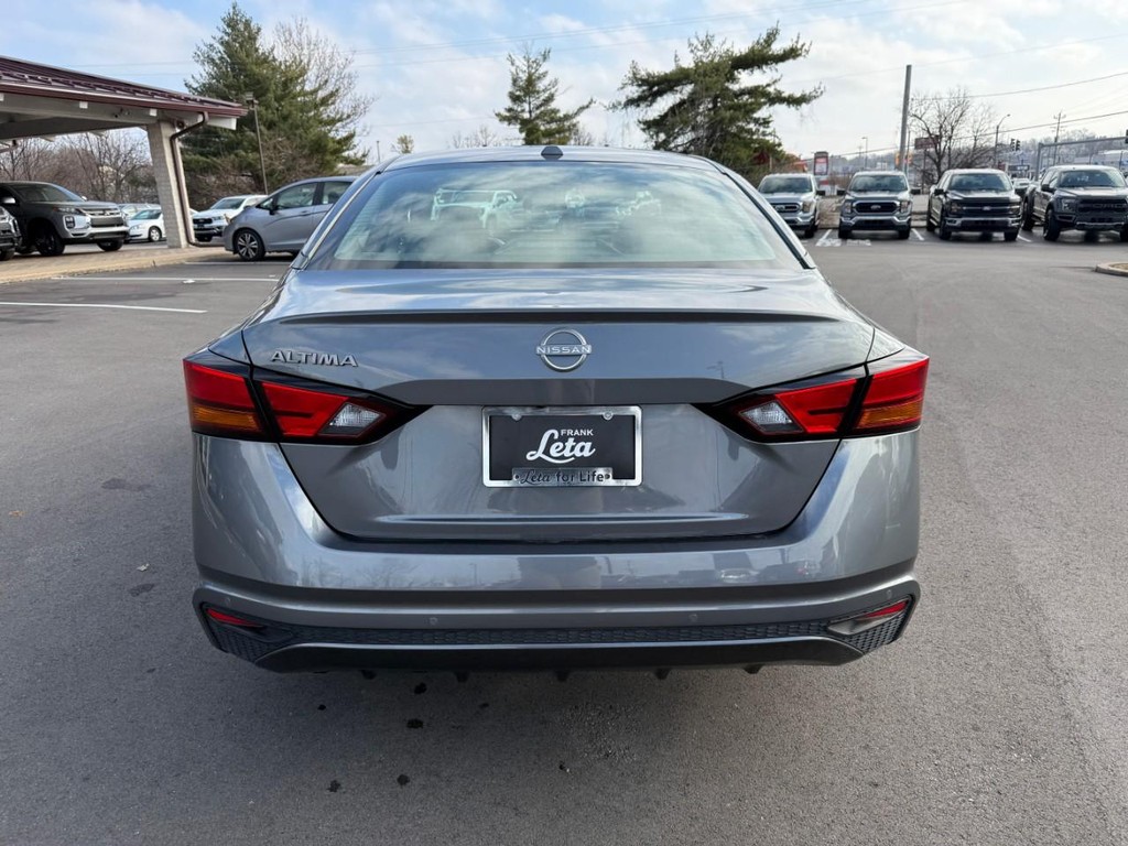 Nissan Altima Vehicle Full-screen Gallery Image 07