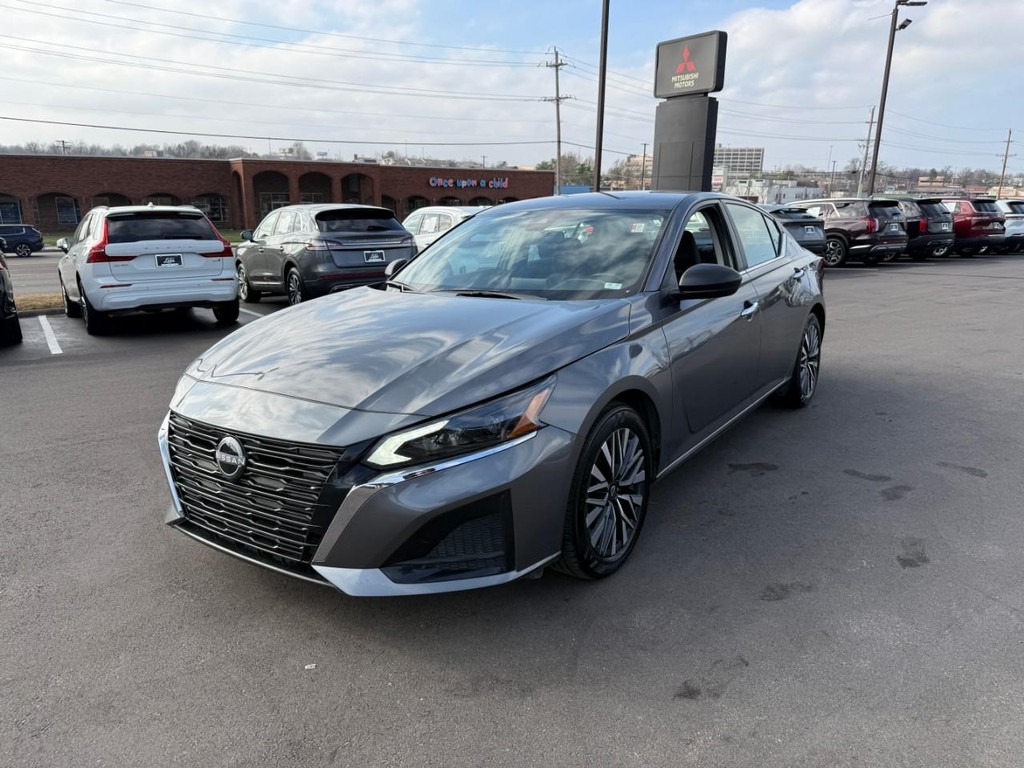 Nissan Altima Vehicle Full-screen Gallery Image 08