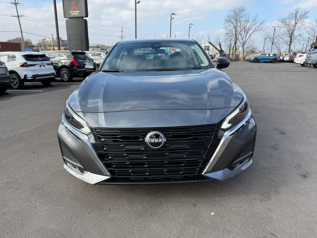 Nissan Altima Vehicle Full-screen Gallery Image 09