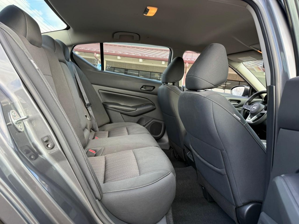 Nissan Altima Vehicle Full-screen Gallery Image 10