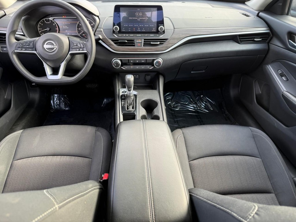 Nissan Altima Vehicle Full-screen Gallery Image 11