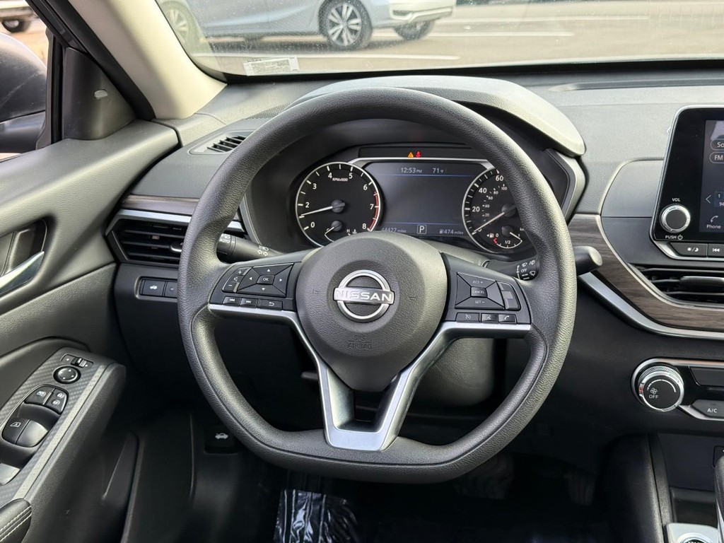 Nissan Altima Vehicle Full-screen Gallery Image 12