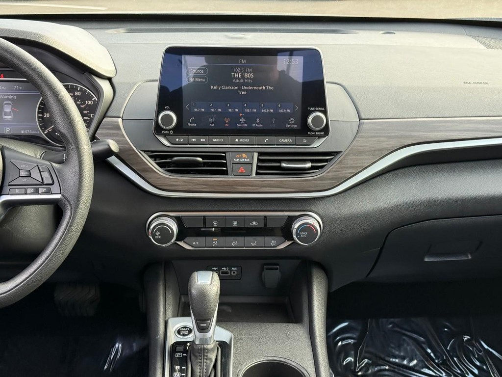 Nissan Altima Vehicle Full-screen Gallery Image 13