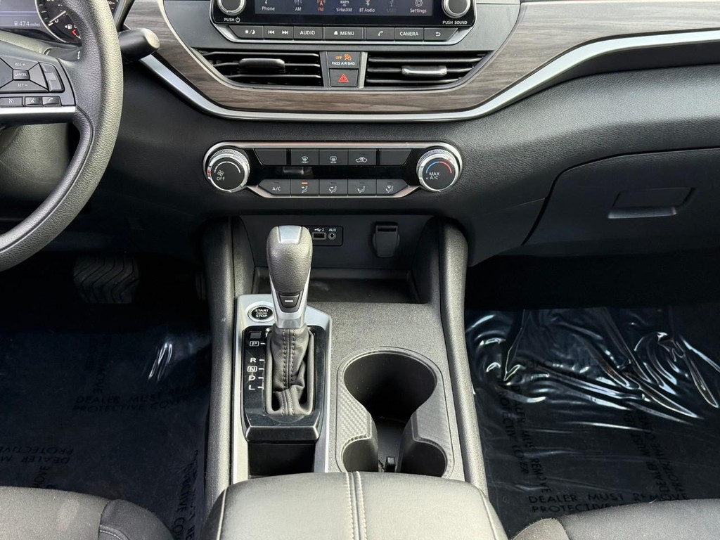 Nissan Altima Vehicle Full-screen Gallery Image 14