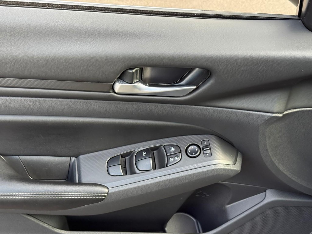 Nissan Altima Vehicle Full-screen Gallery Image 15