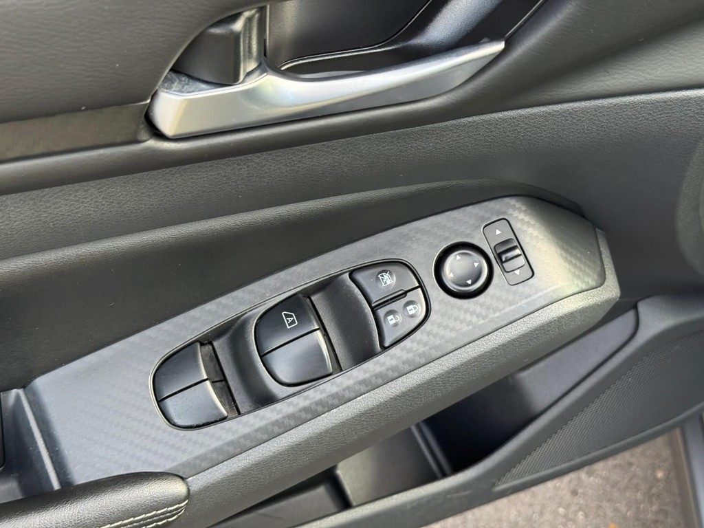 Nissan Altima Vehicle Full-screen Gallery Image 16