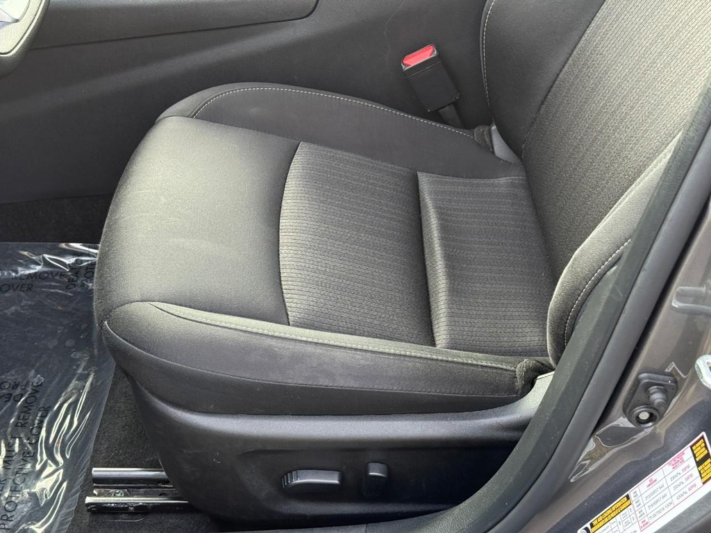 Nissan Altima Vehicle Full-screen Gallery Image 17