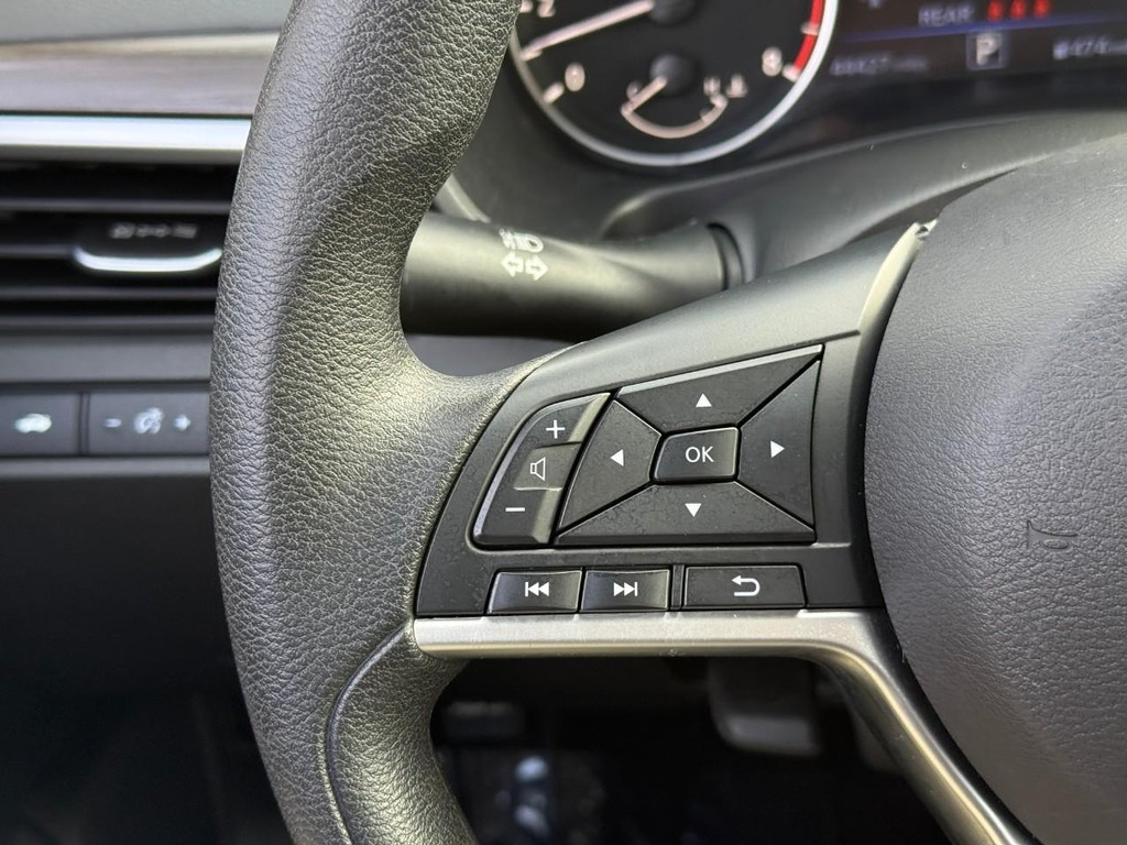 Nissan Altima Vehicle Full-screen Gallery Image 19