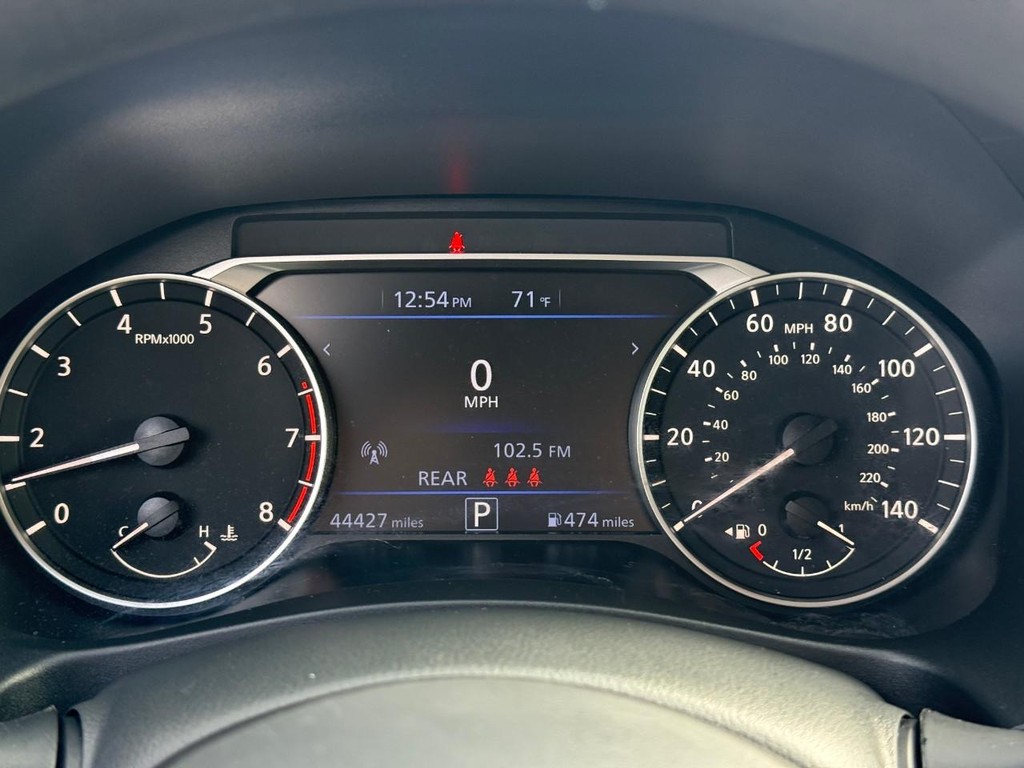 Nissan Altima Vehicle Full-screen Gallery Image 21