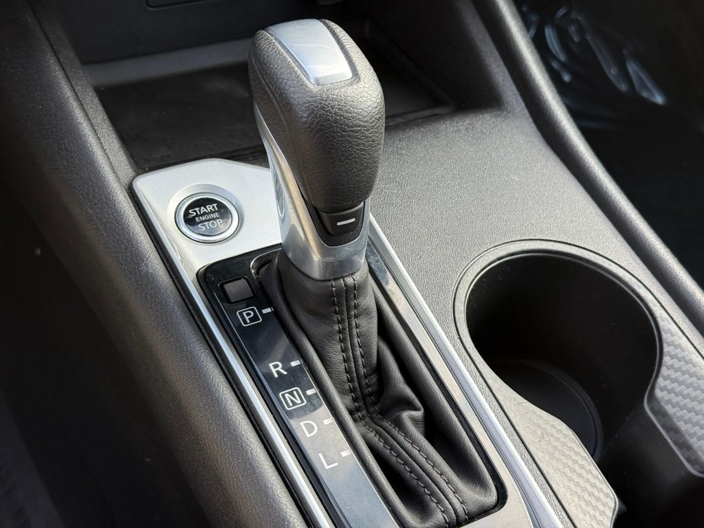 Nissan Altima Vehicle Full-screen Gallery Image 22