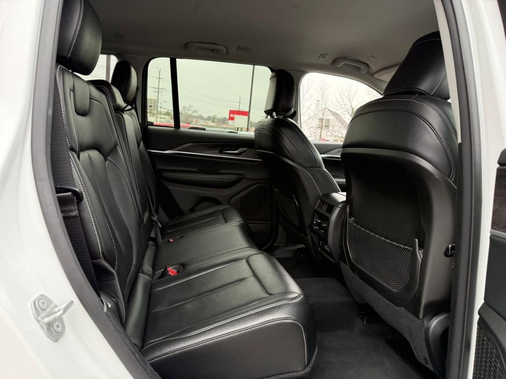 Jeep Grand Cherokee Vehicle Full-screen Gallery Image 11