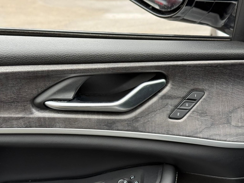 Jeep Grand Cherokee Vehicle Full-screen Gallery Image 17