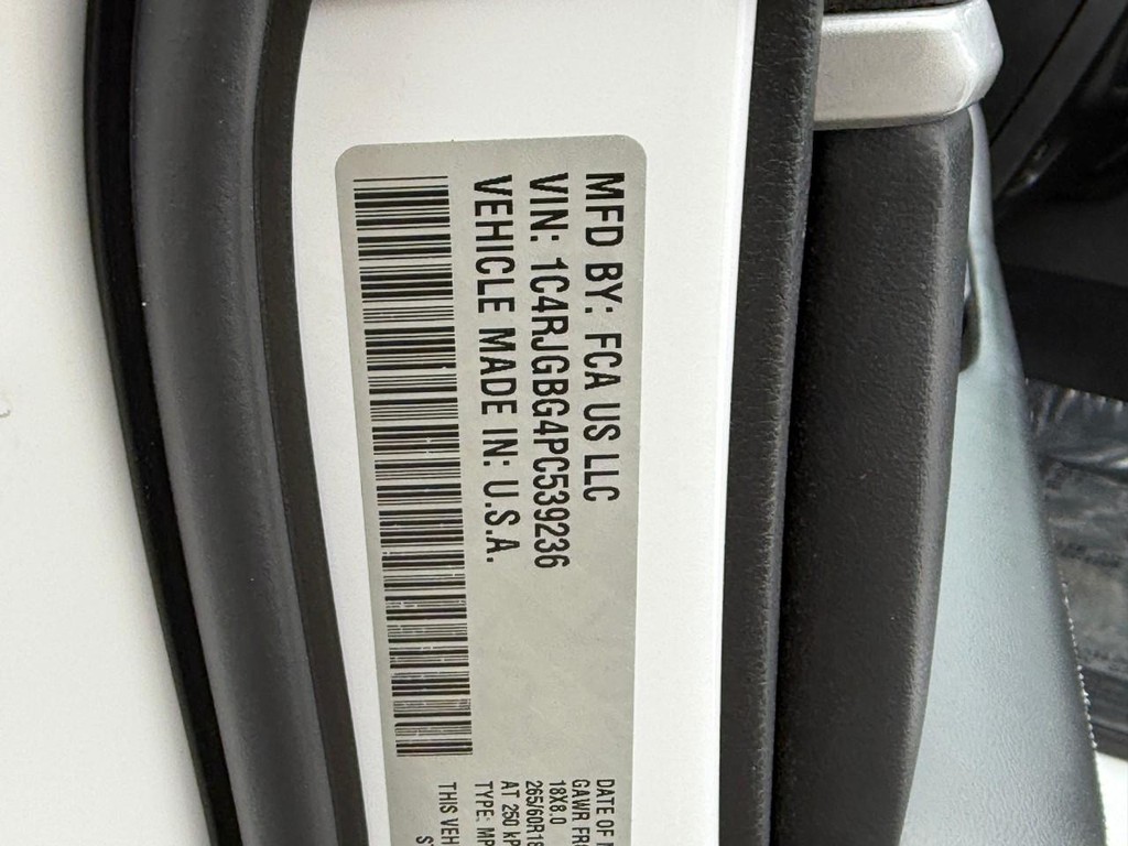 Jeep Grand Cherokee Vehicle Full-screen Gallery Image 24