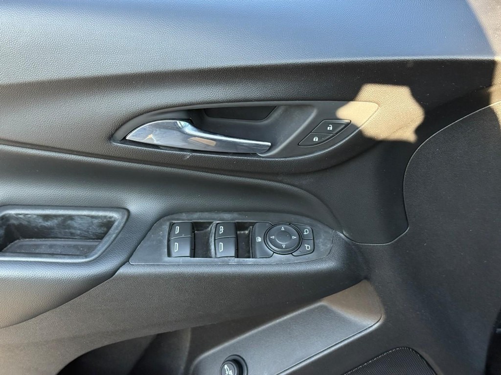 Chevrolet Equinox Vehicle Full-screen Gallery Image 15