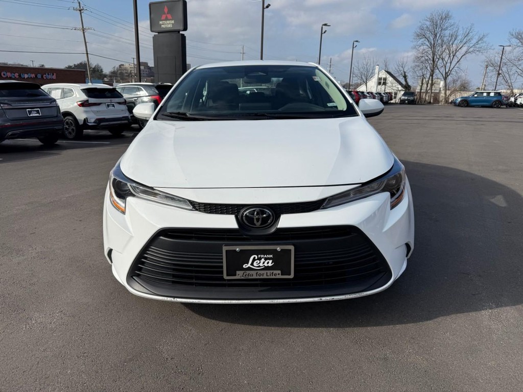 Toyota Corolla Vehicle Full-screen Gallery Image 09