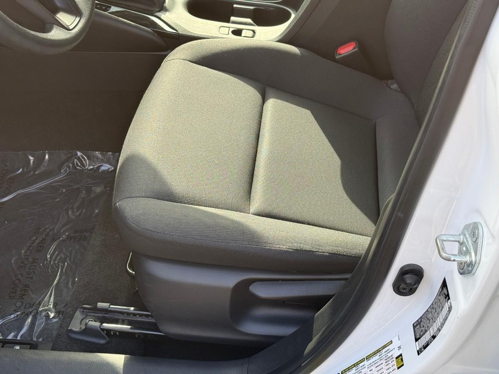 Toyota Corolla Vehicle Full-screen Gallery Image 16