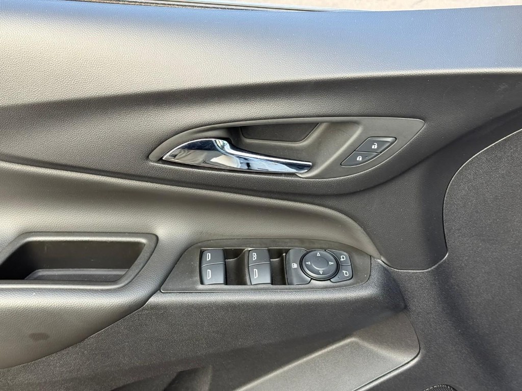 Chevrolet Equinox Vehicle Full-screen Gallery Image 15