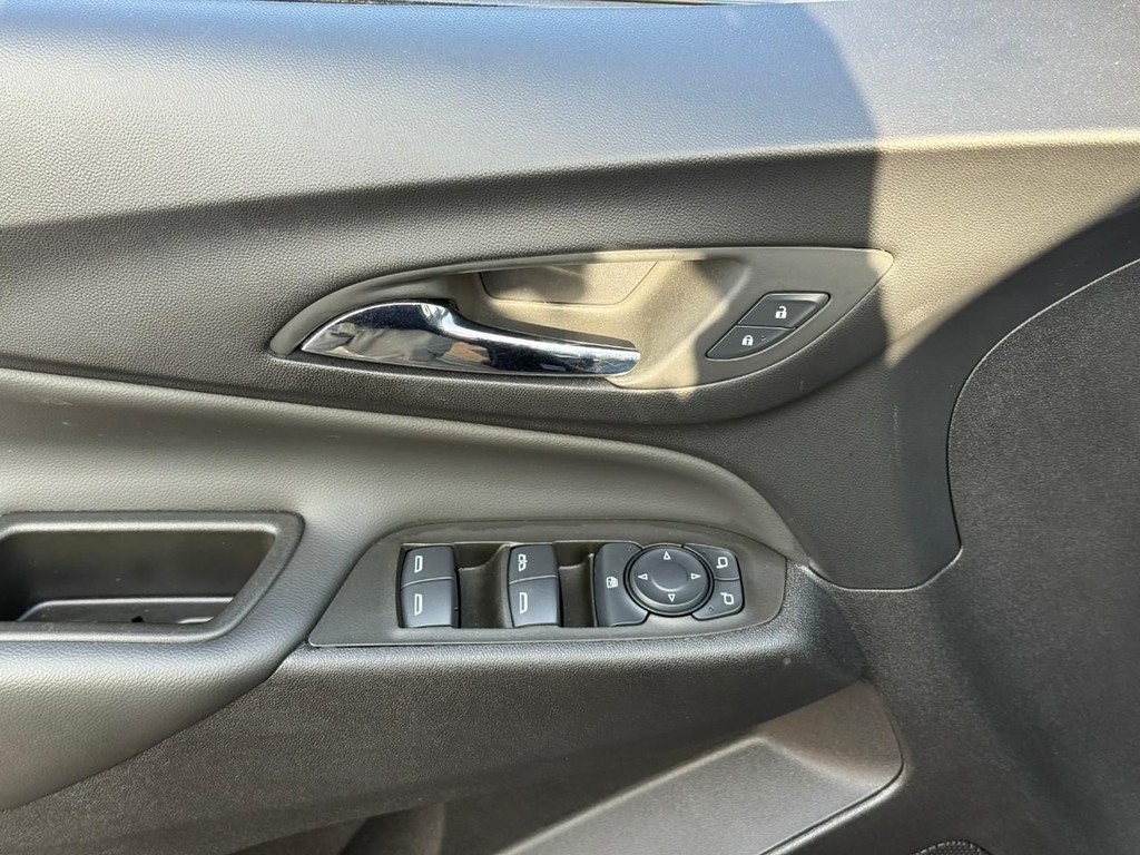 Chevrolet Equinox Vehicle Full-screen Gallery Image 16