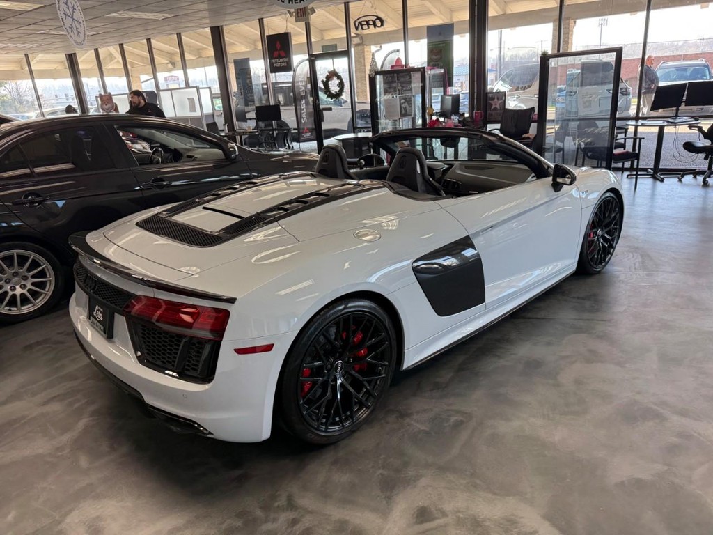 Audi R8 Spyder Vehicle Full-screen Gallery Image 02