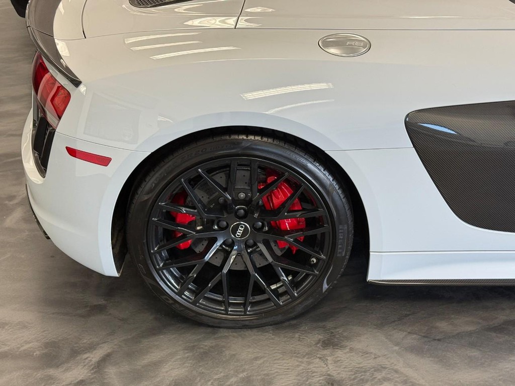 Audi R8 Spyder Vehicle Full-screen Gallery Image 03