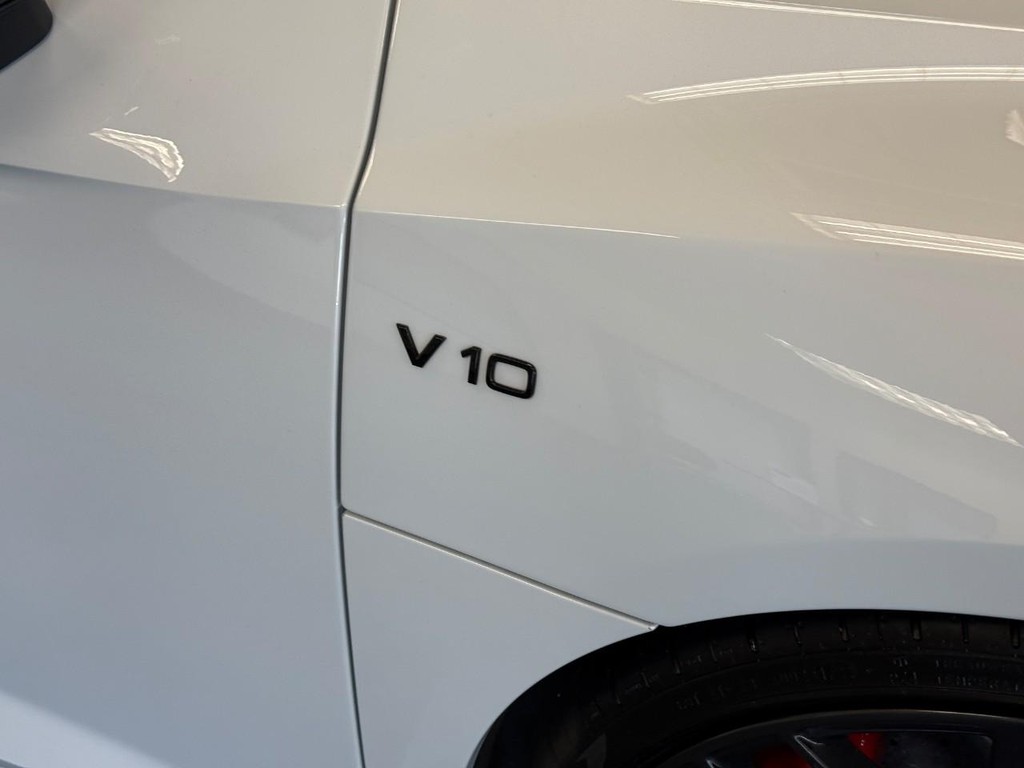 Audi R8 Spyder Vehicle Full-screen Gallery Image 04