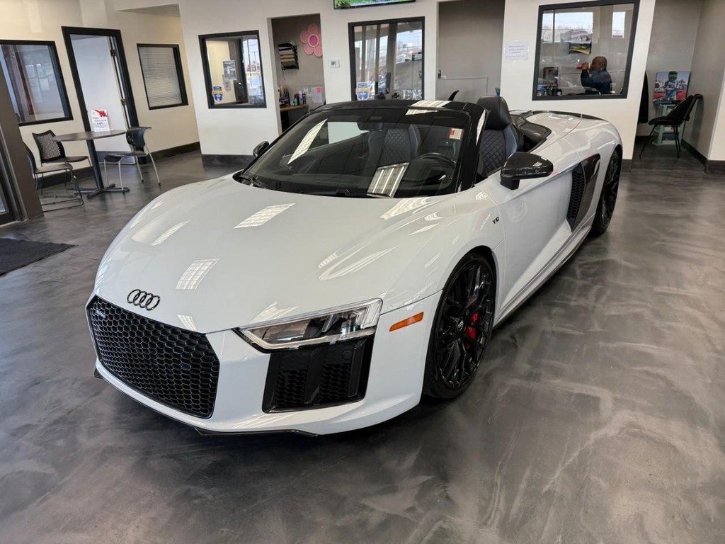 Audi R8 Spyder Vehicle Full-screen Gallery Image 05