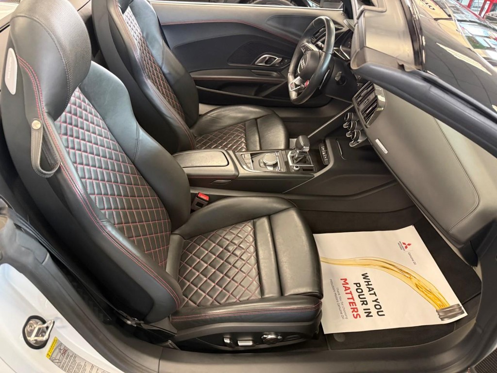 Audi R8 Spyder Vehicle Full-screen Gallery Image 07