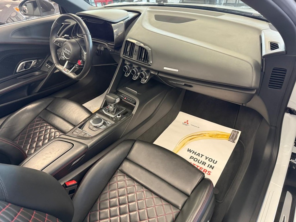 Audi R8 Spyder Vehicle Full-screen Gallery Image 08