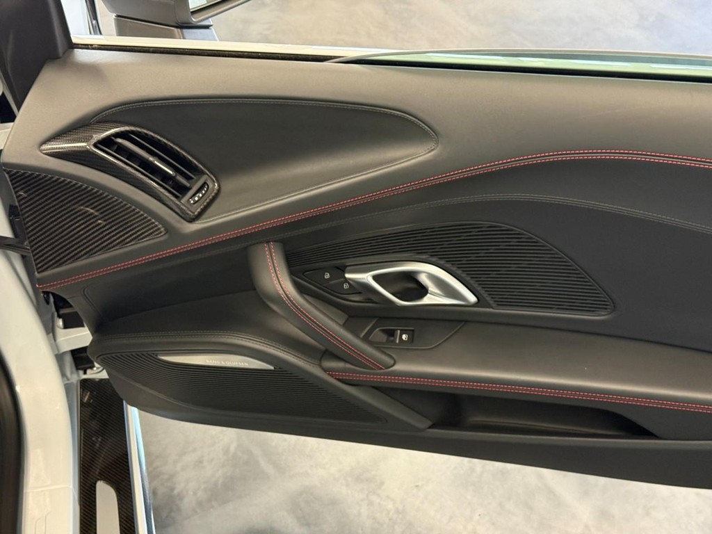 Audi R8 Spyder Vehicle Full-screen Gallery Image 09