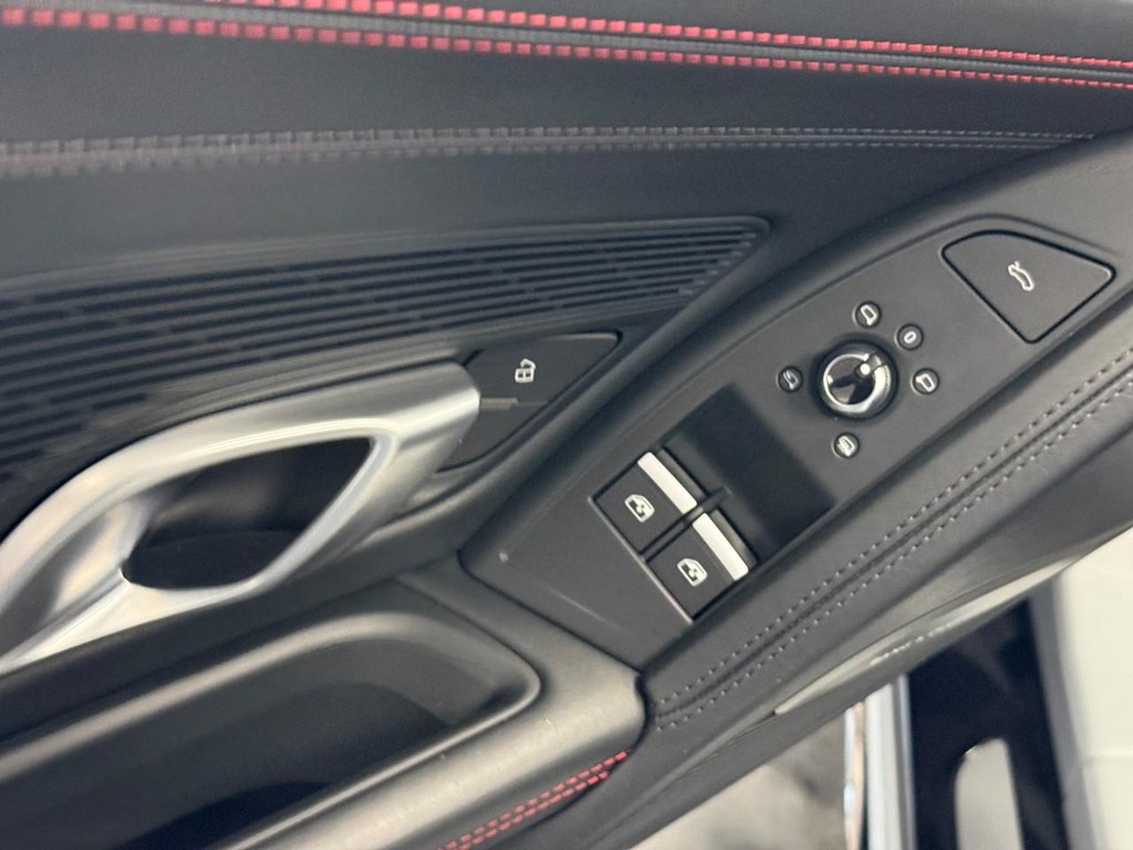 Audi R8 Spyder Vehicle Full-screen Gallery Image 12