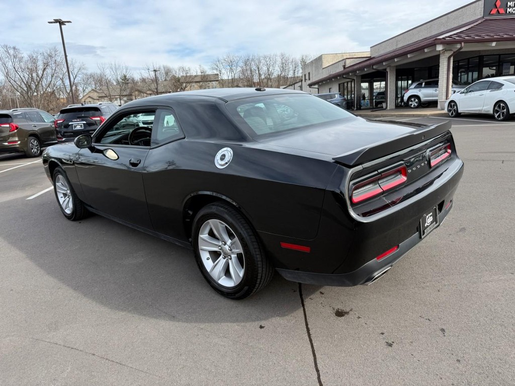 Dodge Challenger Vehicle Full-screen Gallery Image 04