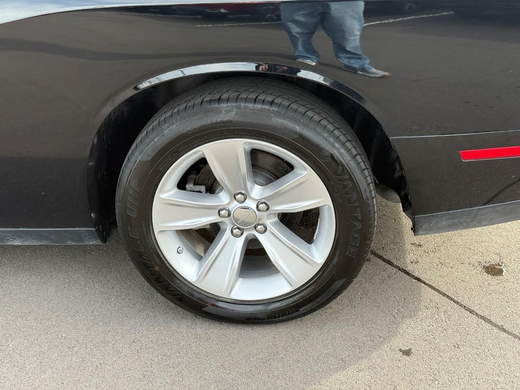 Dodge Challenger Vehicle Full-screen Gallery Image 05