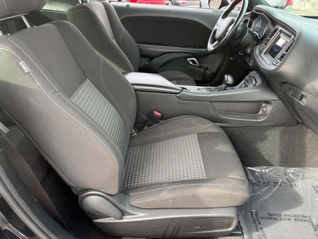 Dodge Challenger Vehicle Full-screen Gallery Image 10