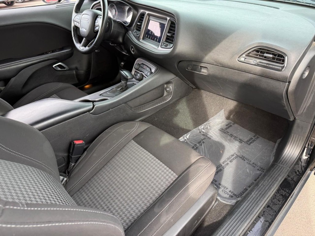 Dodge Challenger Vehicle Full-screen Gallery Image 11