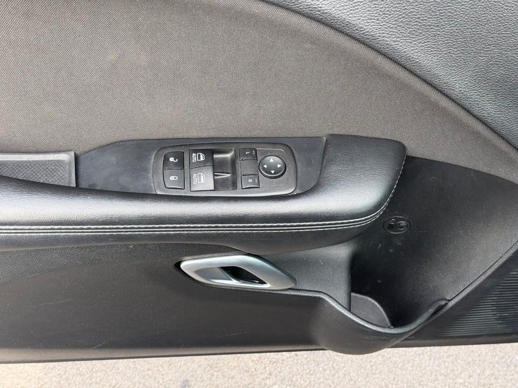 Dodge Challenger Vehicle Full-screen Gallery Image 12