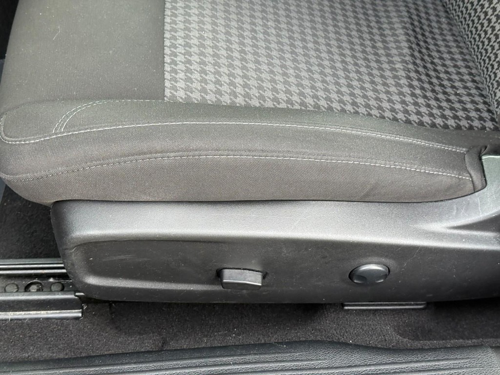 Dodge Challenger Vehicle Full-screen Gallery Image 14