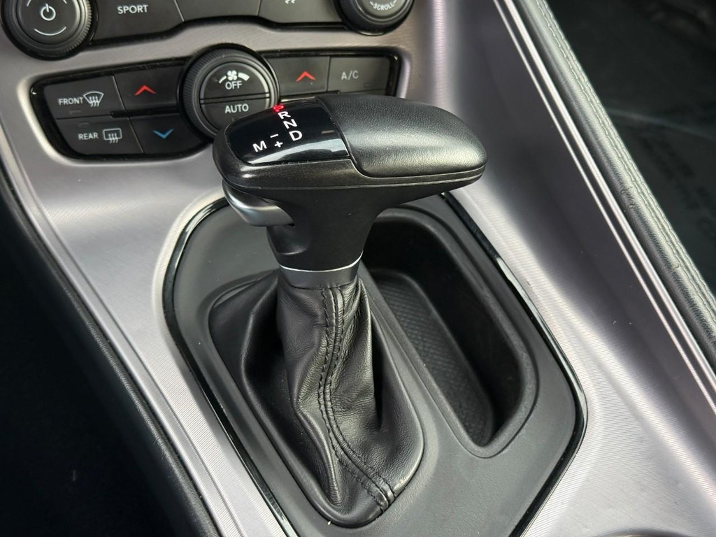 Dodge Challenger Vehicle Full-screen Gallery Image 18