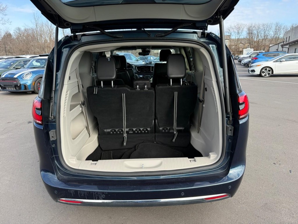 Chrysler Pacifica Vehicle Full-screen Gallery Image 06