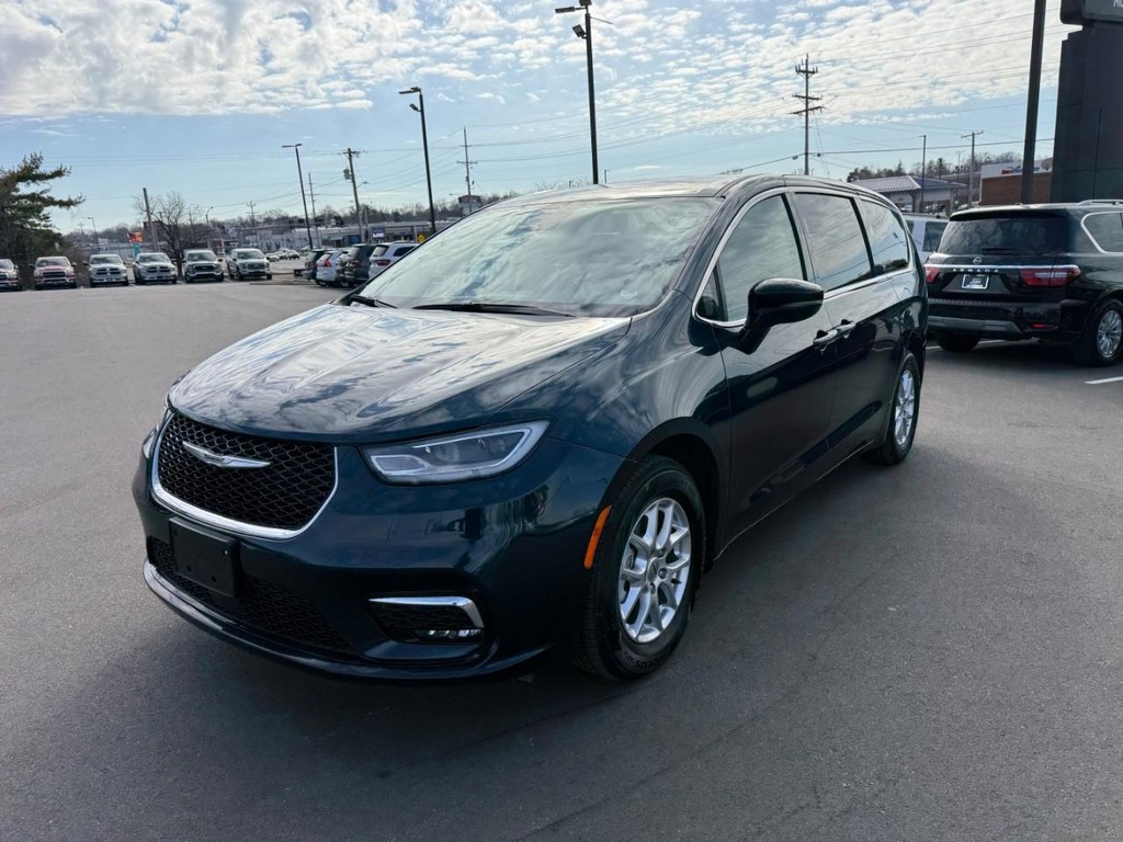 Chrysler Pacifica Vehicle Full-screen Gallery Image 08